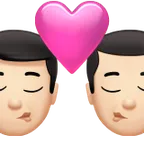 kiss: man, man, light skin tone untuk platform Apple