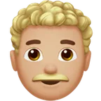 man: medium-light skin tone, curly hair สำหรับแพลตฟอร์ม Apple