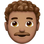 Apple platformu için man: medium skin tone, curly hair