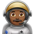 man astronaut: medium-dark skin tone สำหรับแพลตฟอร์ม Apple