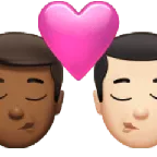 kiss: man, man, medium-dark skin tone, light skin tone til Apple platform