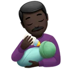 man feeding baby: dark skin tone สำหรับแพลตฟอร์ม Apple