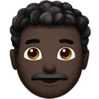 man: dark skin tone, curly hair สำหรับแพลตฟอร์ม Apple