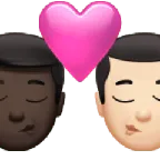 kiss: man, man, dark skin tone, light skin tone til Apple platform