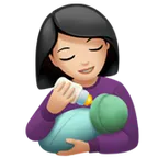 woman feeding baby: light skin tone لمنصة Apple