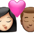 kiss: woman, man, light skin tone, medium skin tone لمنصة Apple