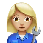 woman mechanic: medium-light skin tone สำหรับแพลตฟอร์ม Apple