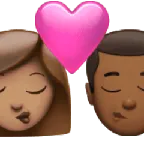 kiss: woman, man, medium skin tone, medium-dark skin tone alustalla Apple