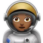 woman astronaut: medium-dark skin tone สำหรับแพลตฟอร์ม Apple