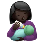 woman feeding baby: dark skin tone สำหรับแพลตฟอร์ม Apple