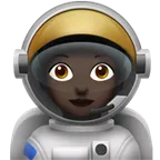 woman astronaut: dark skin tone สำหรับแพลตฟอร์ม Apple
