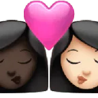 kiss: woman, woman, dark skin tone, light skin tone para a plataforma Apple