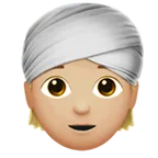 person wearing turban: medium-light skin tone สำหรับแพลตฟอร์ม Apple