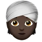 person wearing turban: dark skin tone per la piattaforma Apple