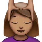woman getting massage: medium skin tone สำหรับแพลตฟอร์ม Apple