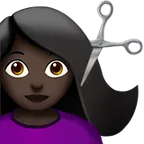 woman getting haircut: dark skin tone per la piattaforma Apple