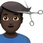 man getting haircut: dark skin tone per la piattaforma Apple
