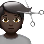 Apple dla platformy person getting haircut: dark skin tone