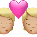 Apple 플랫폼을 위한 kiss: medium-light skin tone
