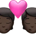 Apple 플랫폼을 위한 kiss: dark skin tone
