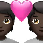 couple with heart: dark skin tone untuk platform Apple