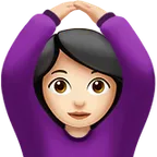 woman gesturing OK: light skin tone per la piattaforma Apple