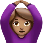woman gesturing OK: medium skin tone para a plataforma Apple