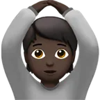 person gesturing OK: dark skin tone per la piattaforma Apple