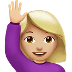 woman raising hand: medium-light skin tone per la piattaforma Apple