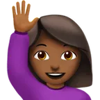 Apple cho nền tảng woman raising hand: medium-dark skin tone