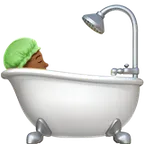 person taking bath: medium-dark skin tone per la piattaforma Apple