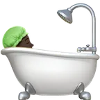 person taking bath: dark skin tone per la piattaforma Apple