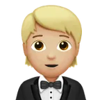 person in tuxedo: medium-light skin tone per la piattaforma Apple