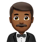 man in tuxedo: medium-dark skin tone สำหรับแพลตฟอร์ม Apple