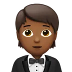 person in tuxedo: medium-dark skin tone für Apple Plattform