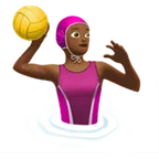 woman playing water polo: medium-dark skin tone per la piattaforma Apple