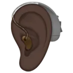 ear with hearing aid: dark skin tone per la piattaforma Apple