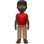 Apple cho nền tảng man standing: dark skin tone