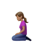 woman kneeling: medium skin tone สำหรับแพลตฟอร์ม Apple