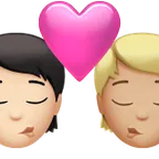 kiss: person, person, light skin tone, medium-light skin tone per la piattaforma Apple