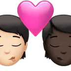 kiss: person, person, light skin tone, dark skin tone für Apple Plattform