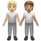 people holding hands: medium-light skin tone, medium skin tone per la piattaforma Apple