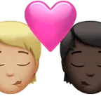 kiss: person, person, medium-light skin tone, dark skin tone עבור פלטפורמת Apple