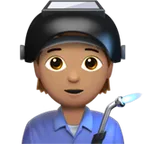 Apple platformu için factory worker: medium skin tone