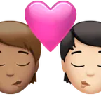 kiss: person, person, medium skin tone, light skin tone für Apple Plattform
