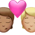 kiss: person, person, medium skin tone, medium-light skin tone para la plataforma Apple