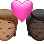 kiss: person, person, medium skin tone, dark skin tone لمنصة Apple