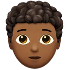 Apple dla platformy person: medium-dark skin tone, curly hair