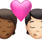 kiss: person, person, medium-dark skin tone, light skin tone per la piattaforma Apple