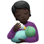 person feeding baby: dark skin tone สำหรับแพลตฟอร์ม Apple